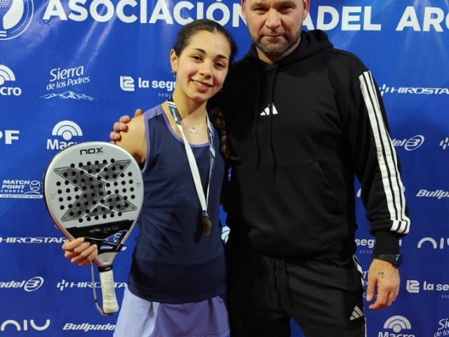 Jazmn Dos Santos volvi a brillar en el selectivo de pdel